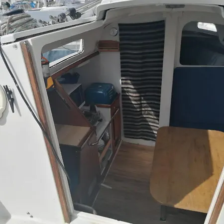 Bateau-hôtel Bateau à Quai *