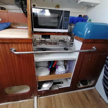 Botel Voilier A Quai Evasion V